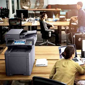 Impressoras premiadas printer on desk in an office