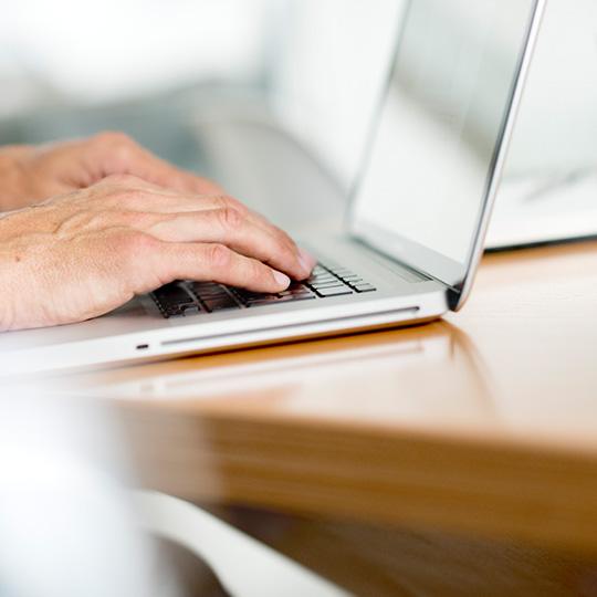 Padrões mais elevados em segurança de dados close up of hands typing on a laptop