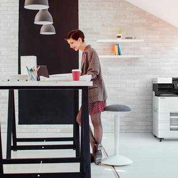 Ganhe uma vantagem competitiva woman working in a modern office