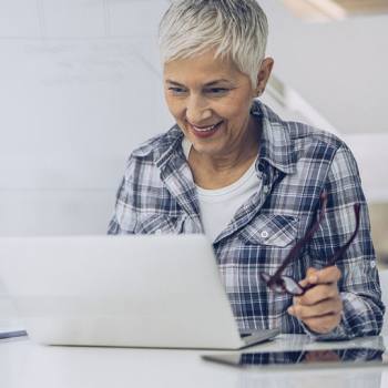 Artigos woman reading articles on laptop