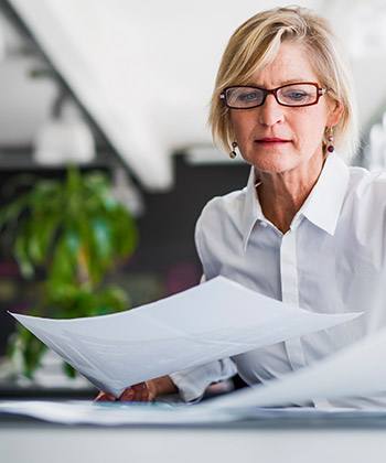 Crescimento woman looking at documents