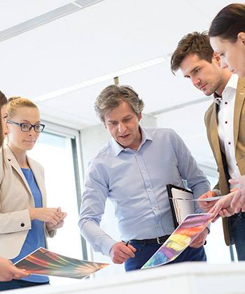 Orientação colleagues reviewing images in a meeting