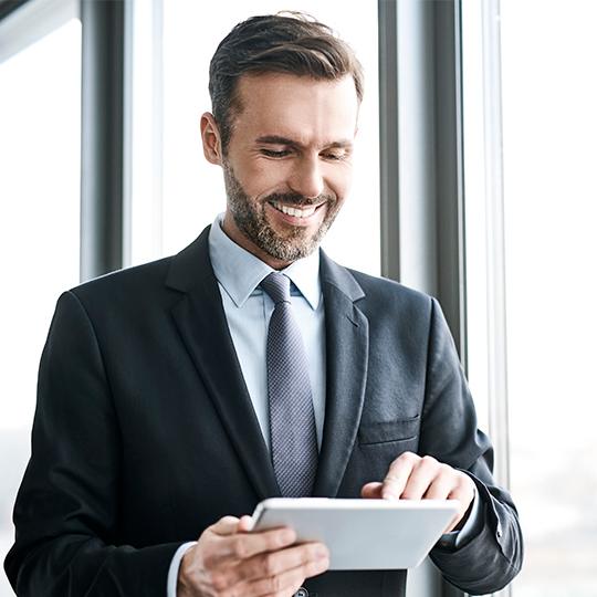 A ligação entre mobilidade, felicidade e produtividade man with a tablet